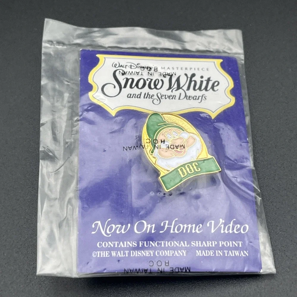 Disney Doc Snow White Dwarf VHS Gold Tone‎ Lapel Hat Pin